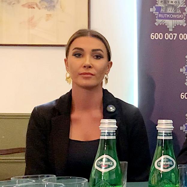 [VIDEO] Czy matka bez własnego mieszkania i „bez rodziny” jest dla sądu gorszym rodzicem? Konferencja Biura Rutkowski w Sprawie Martyny Brauer